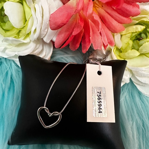 Twisted Heart Silver Pendant Necklace NEW! - Picture 4 of 5